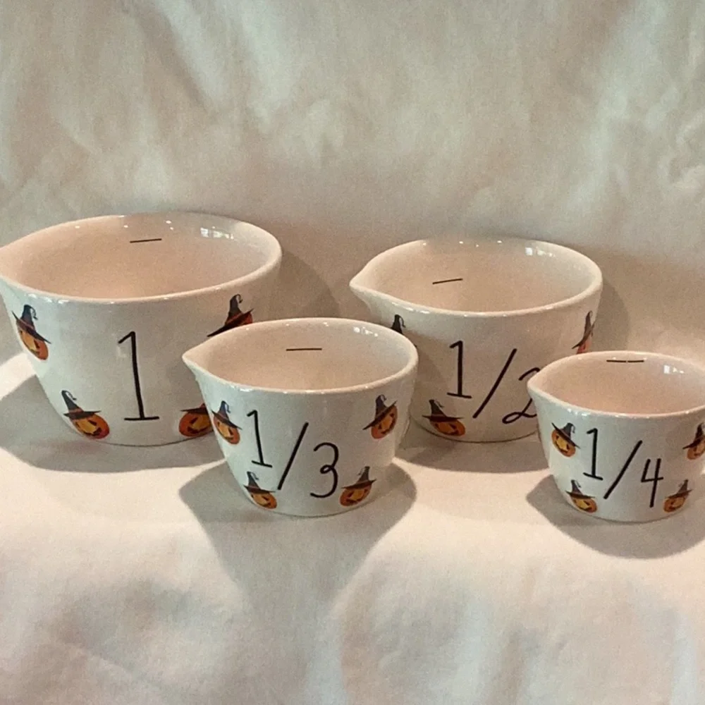 Rae Dunn Halloween Jack O’Lantern measuring cups.